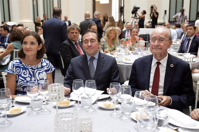 El ministro de Asuntos Exteriores, Unión Europea y Cooperación, José Manuel Albares (c); junto a la ministra Industria, Comercio y Turismos, Reyes Maroto (i) y el alcalde de la ciudad, Francisco de la Torre (d)