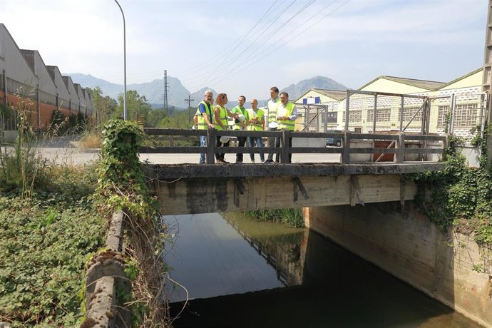 El alcalde de Abadiño, Mikel Garaizabal Iturriagaetxebarria, y el director general de la Agencia Vasca del Agua-URA, Antonio Aiz Salazar, visitan las obras para la construcción del nuevo puente al polígono de Trañapadura en Abadiño.
