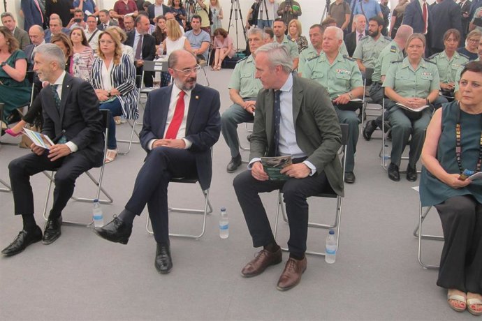 El presidente del Gobierno de Aragón, Javier Lambán, habla con el alcalde de Zaragoza, Jorge Azcón, con motivo de su participación en el inicio de obras de la Comandancia de la Guardia Civil en Zaragoza.