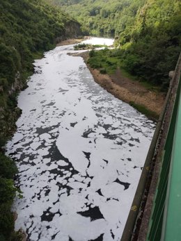 Espumas flotando en el Río Nalón