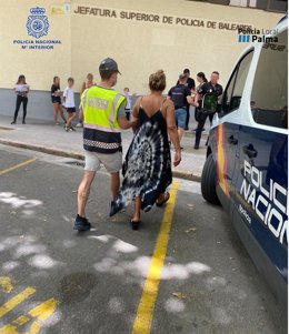 Una de las arrestadas, conducida a dependencias policiales por un agente.