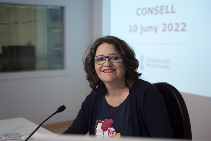 La vicepresidenta y portavoz del Consell, Mónica Oltra, comparece en rueda de prensa tras el Pleno del Consell, en el Palau del Marqués de Castellfort, a 10 de junio de 2022, en Valencia, Comunidad Valenciana (España). 