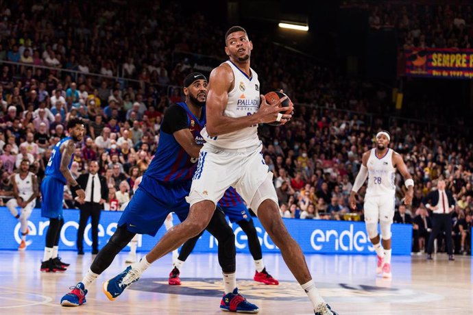 El jugador del Real Madrid Edy Tavares en acción contra el jugador del Bara Brandon Davies 