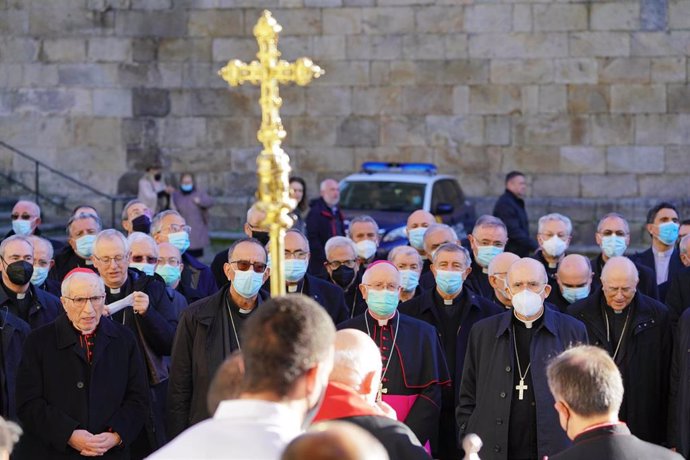 Archivo - Varios obispos durante una peregrinación a Santiago.