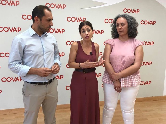 Sira Rego (centro), interviene, entre Sebastián Pérez y Rosa Rodriguez.