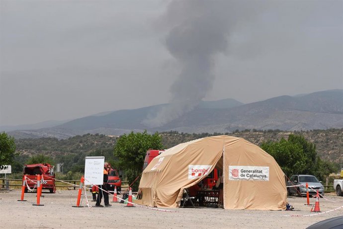 Dispositivo de los Bombers de la Generalitat en las inmediaciones de una zona donde se ha declarado un incendio, a 16 de junio de 2022, en Artesa de Segre, Lleida, Catalunya (España). El incendio afecta ya a un perímetro de 1.000 hectáreas y, según las 