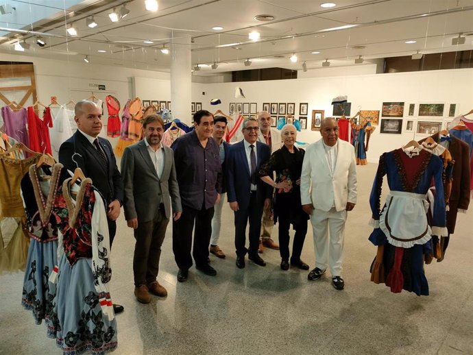 Autoridades en la inauguración de la exposición 'El artista tras el telón'.