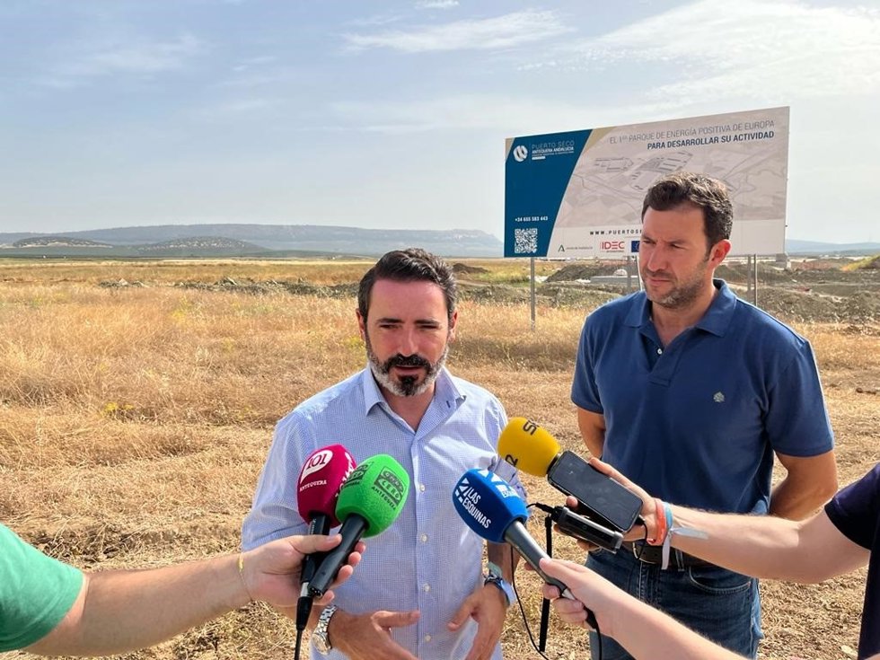 El coordinador provincial del PP y candidato el 19J por Málaga, José Ramón Carmona, atiende a los medios durante la campaña electoral