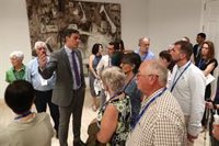 Sánchez enseña el Complejo de La Moncloa a un grupo de ciudadanos, después de reanudar las visitas tras la pandemia