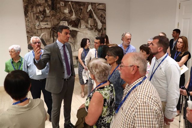 Pedro Sánchez acompaña a los participantes del programa Moncloa Abierta en su recorrido por el Complejo de La Moncloa