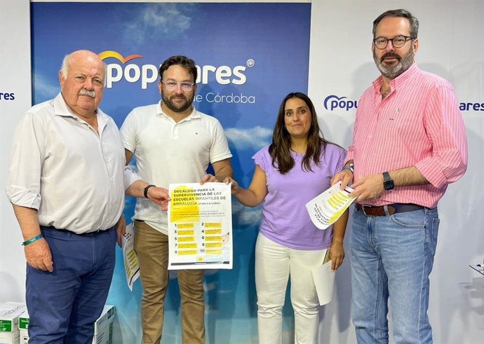 Victorio (2 izda.), con el decálogo de la CEI-A, entre Aguirre, Jurado y Molina, en la sede del PP de Córdoba.