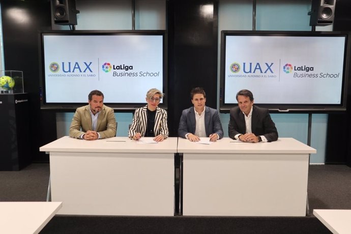 De izda a dcha: José Moya, Isabel Fernández, Óscar Mayo y Javier Cano tras la firma del acuerdo entre LaLiga y la UAX