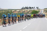 Suspendida la etapa de la Vuelta a Extremadura tras una multitudinaria caída con seis ciclistas evacuados al hospital