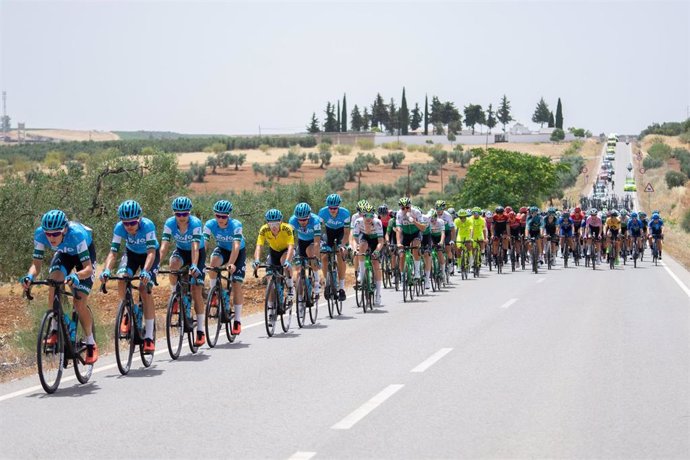 Pelotón de la Vuelta Ciclista a Extremadura.