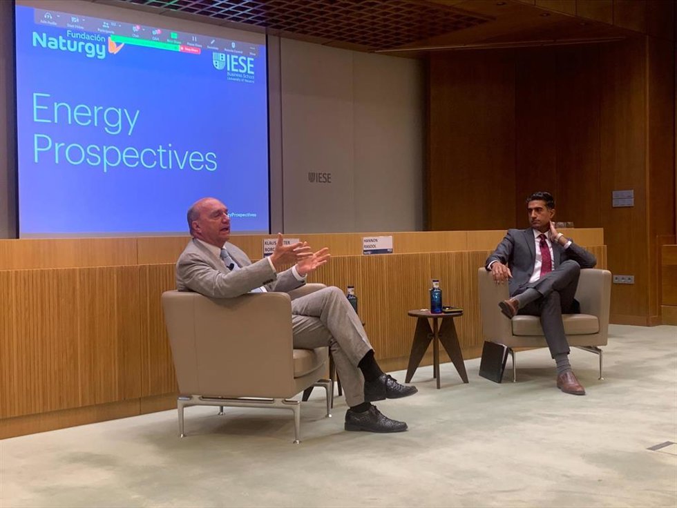 De izda a dcha: El exdirector general adjunto de Energía de la Comisión Europea y asesor de Energía en Baker Mckenzie en Bruselas, Klaus-Dieter Borchardt, y el director adjunto de California Energy Commission, a 16 de junio de 2022, en Madrid.