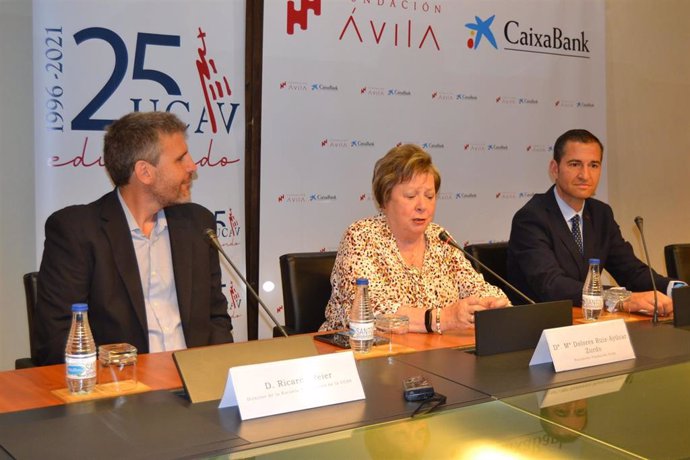 De derecha a izquireda, el director de Instituciones de CaixaBank en Ávila, Óscar Hernáez; presidenta de la Fundación Ávila, Dolores Ruíz-Ayúcar; y el director de la Escuela de Negocios Ávila Business School de la UCAV, Ricardo Reier.