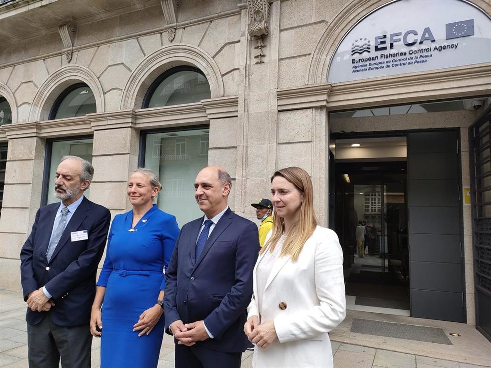 Los eurodiputados Francisco Millán Mon (PPE España), Manuel Pizarro (S&D) y Cláudia Aguiar (PPE Portugal), junto a la directora de la Agencia Europea de Control de la Pesca, Susan Steele (con traje azul).