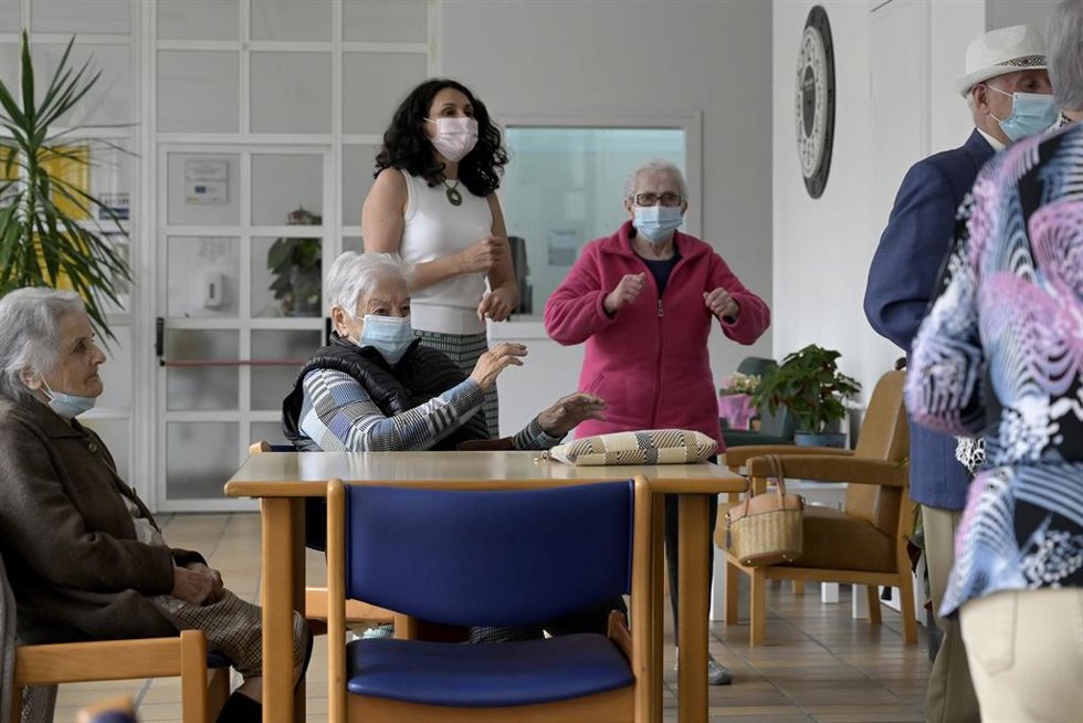 Archivo - Varias personas mayores en una residencia de mayores.