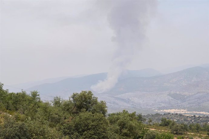 Humo en la zona donde se ha declarado un incendio, a 16 de junio de 2022, en Artesa de Segre, Lleida, Catalunya (España). El incendio afecta ya a un perímetro de 1.000 hectáreas y, según las cifras de los Agentes Rurales, ya ha quemado unas 550 hectárea