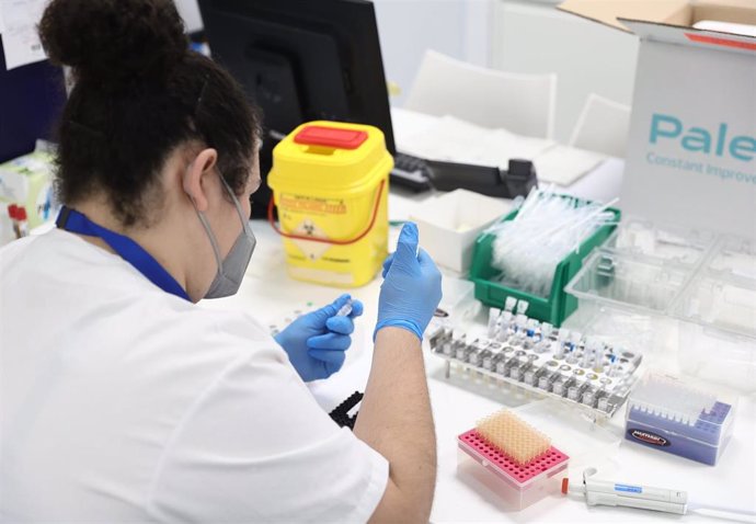 Una técnico de laboratorio trabaja con pruebas PCR en el Laboratorio de Microbiología del Hospital público Gregorio Marañón