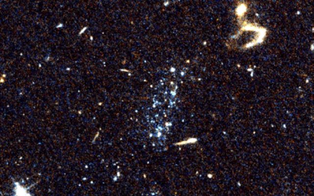 Los astrónomos de Arizona han identificado una nueva clase de sistema estelar. La colección de estrellas azules, en su mayoría jóvenes, se ve aquí usando la cámara avanzada para sondeos del telescopio espacial Hubble.