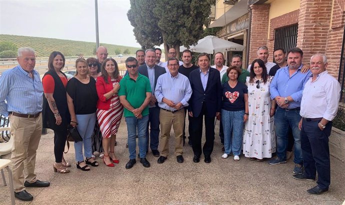 El ministro de Agricultura, Luis Planas, participa en un encuentro con la ciudadanía en Iznalloz (Granada).