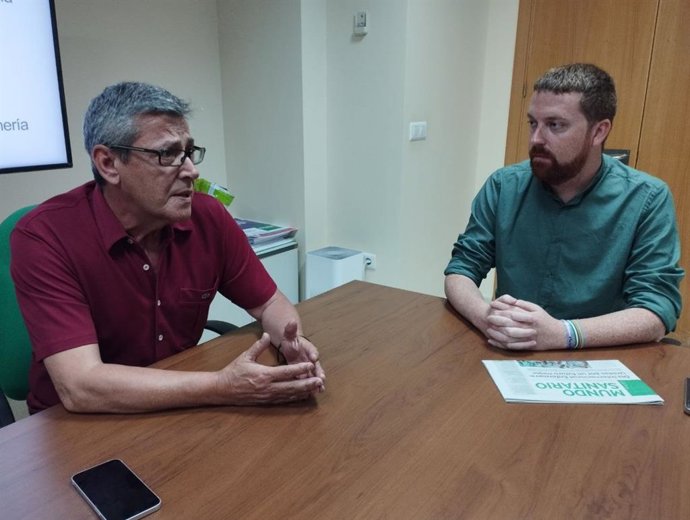 El candidato de la coalición Por Andalucía en la provincia Huelva, Alejandro García (derecha), ha mantenido una reunión de trabajo con el secretario provincial del Sindicato de Enfermería (SATSE), Antonio Botello