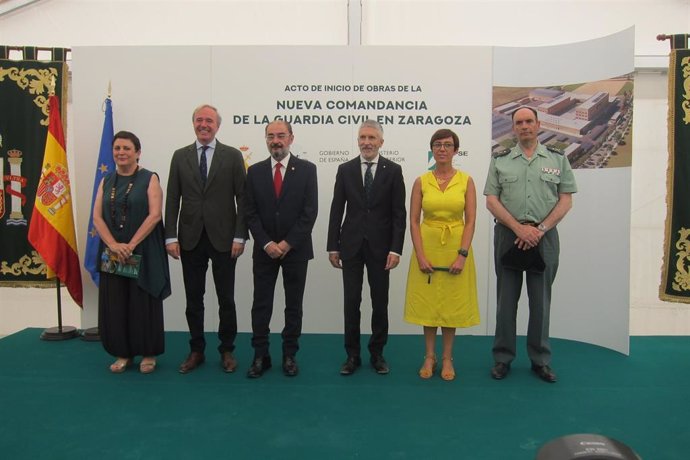 Autoridades en el acto de inicio de las obras de construcción de la nueva Comandancia de la Guardia Civil en Zaragoza.