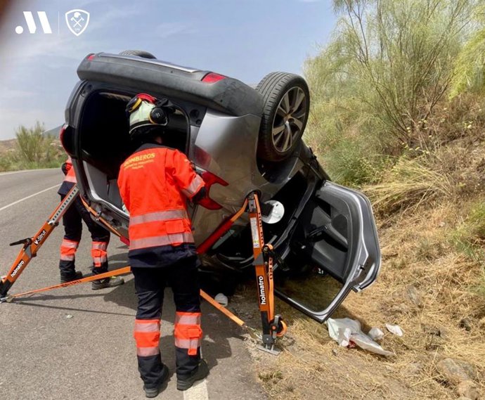 Efectivos del Consorcio Provincial de Bomberos de la Diputación excarcelan a una persona atrapada en el interior de un vehículo accidentado en La Viñuela
