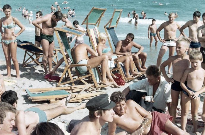 Turistas en la playa de Sitges en 1967