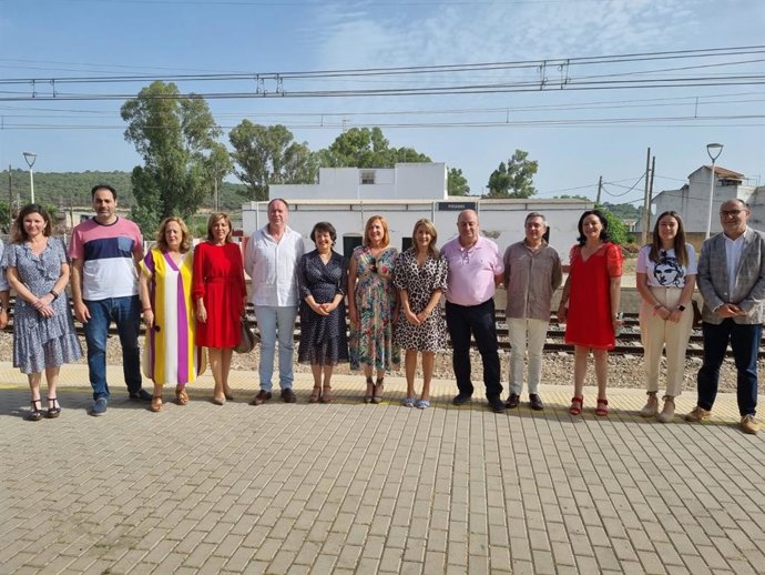 Raquel Sánchez (en el centro) en la estación de Posadas junto a los representantes institucionales y asistentes a la reunión con el GDR Medio Guadalquivir.