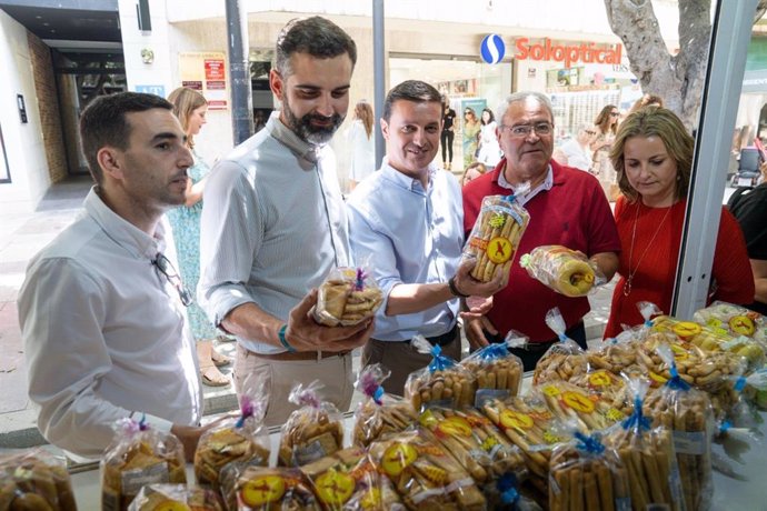 Visita a uno de los puestos del mercado 'Sabores Almería'.