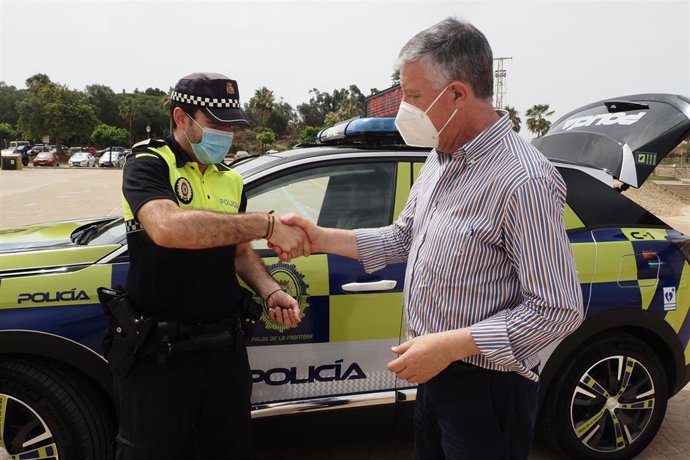 El alcalde de Palos de la Frontera (Huelva), Carmelo Romero, ha entregado un nuevo vehículo al jefe de la Policía Local.