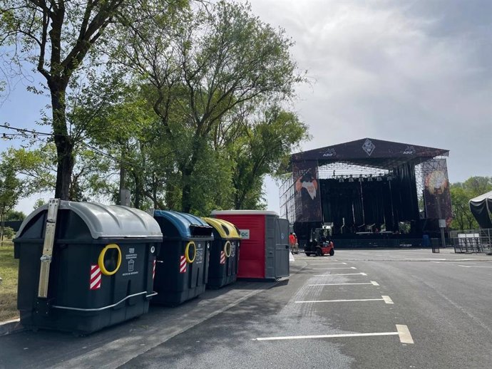 Contenedores instalados en el recinto del Azkena Rock Festival