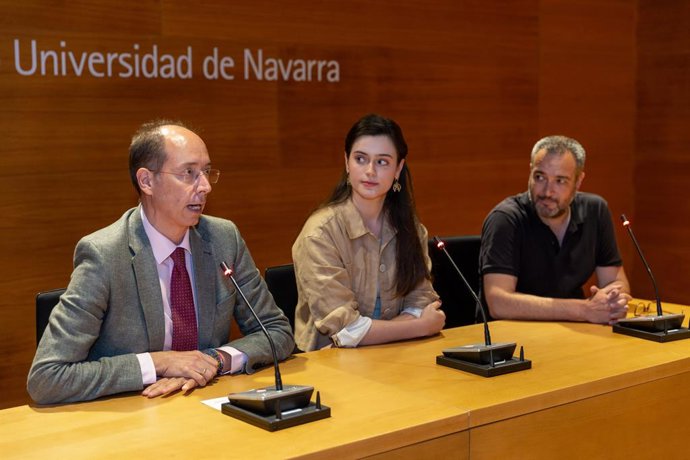 De izquierda a derecha, Javier Andreu, Ane Urrizburu y Quim Torrents, durante el estreno de la serie documental.