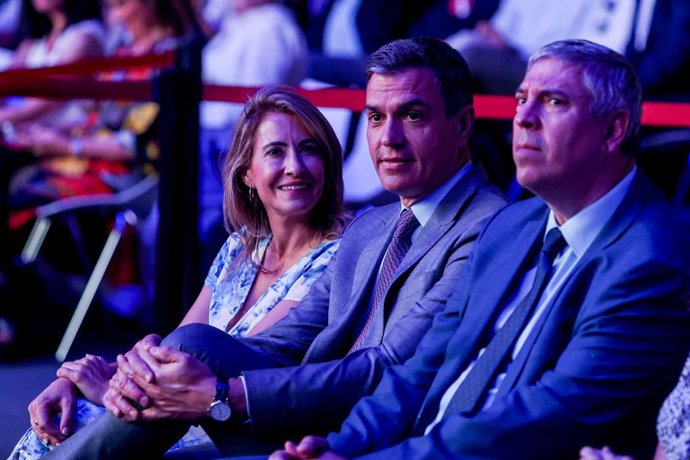(I-D) La ministra de Transportes, Movilidad y Agenda Urbana, Raquel Sánchez; el presidente del Gobierno, Pedro Sánchez y el presidente del Comité Ejecutivo de Ifema, José Vicente de los Mozos, durante el acto de clausura del I Congreso sobre Movilidad G
