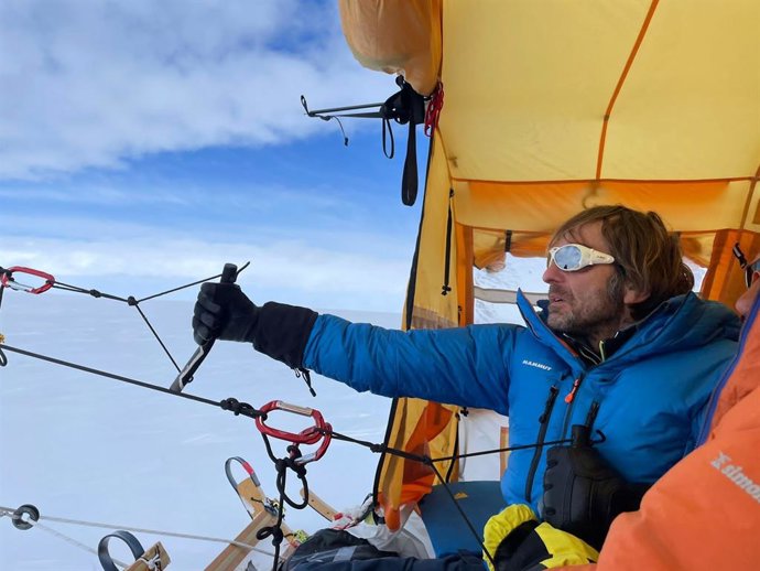 Carlos Pitarch pilotando el Trineo de Viento