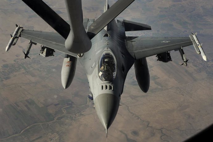 Archivo - Un caza F-16 Fighting Falcon de la Fuerza Aérea estadounidense se reabastece de combustible de un KC-135 Stratotanker en el marco de la Operación Resolución Inherente contra el Estado Islámico en Irak y Siria