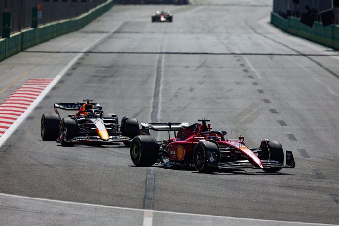 Charles Leclerc liderando por delante de Max Verstappen antes de abandonar en el Gran Premio de Azerbaiyán 2022 