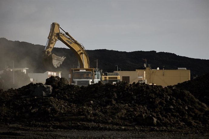 Archivo - Una excavadora trabaja en las obras de recuperación en la vía LP-213, de la carretera de Puerto Naos