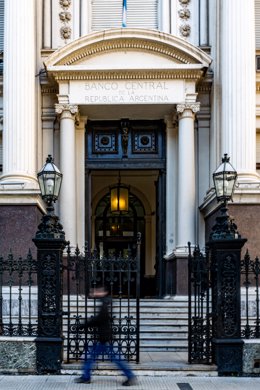 Archivo - 20 August 2019, Argentina, Buenos Aires: Argentinians pass by the Central Bank of Argentina in the financial district. Argentina's peso weakened hitting an all-time low of 65 pesos to the US dollar. Photo: Maximiliano Ramos/ZUMA Wire/dpa