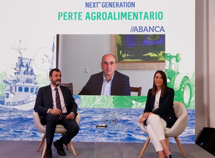 César Cantalapiedra López, socio de Analistas Financieros Internacionales; Andrés Montero Aparicio, del gabinete de Presidencia del Gobierno, y  Gondar Álvarez, directora de Next Generation Abanca