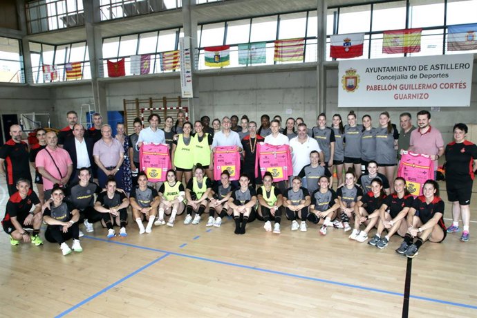 El vicepresidente y consejero de Deporte, Pablo Zuloaga, se reúne con las Guerreras