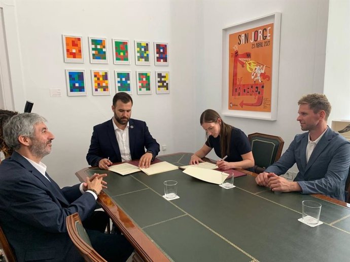 Firma del convenio para desarrollar el área comercial de La Calera en el barrio de Nuevo Cáceres