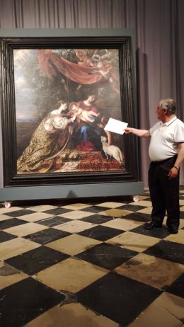 Calvo muestra una de las obras de la muestra Renacer en la catedral de Palencia.
