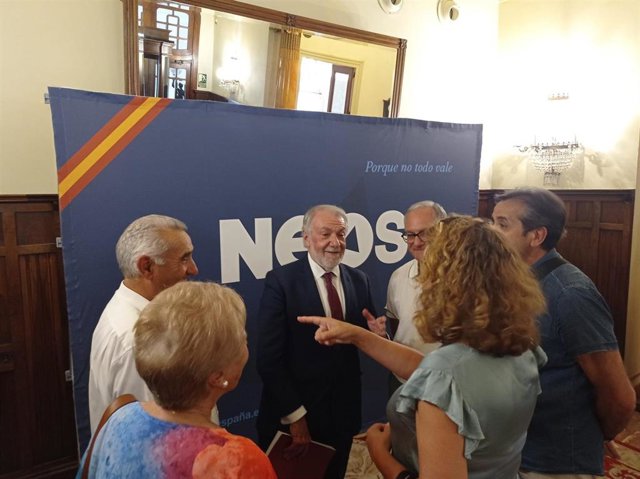 Jaime Mayor Oreja recibe a algunos de los asistentes a la presentación de 'NEOS'