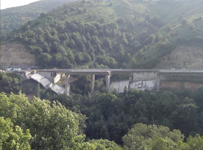 Imagen del nuevo derrumbe registrado en el viaducto de O Castro, en la A-6, cedida por el edil del BNG de Lugo Ruben Arroxo