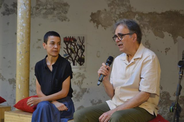 El ministro Joan Subirats junto a Sara Moreno en la presentación de la fundación Sentit Comú.