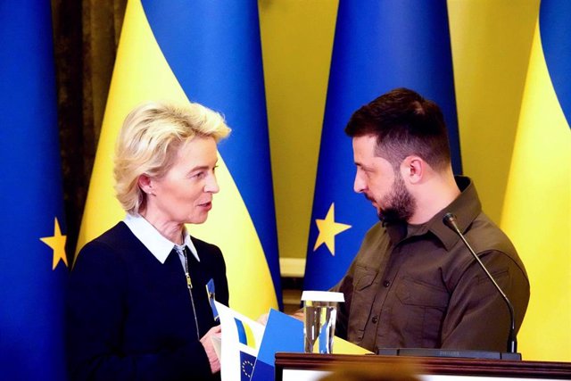 Archivo - La presidenta de la Comisión Europea, Ursula von der Leyen, junto al presidente de Ucrania, Volodimir Zelenski