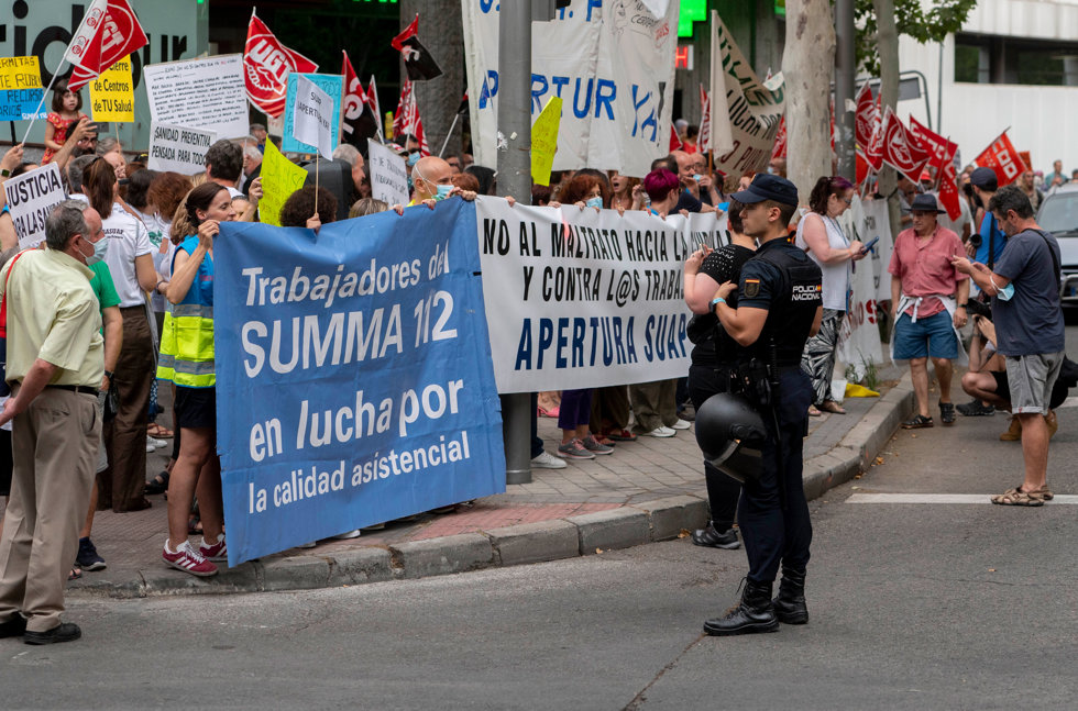 Un guardia civil controla a varios trabajadores del Summa 112, trabajadores de los Servicios de Urgencias de Atención Primaria (SUAP), sindicatos y vecinos, durante una manifestación para exigir la reapertura de los SUAP